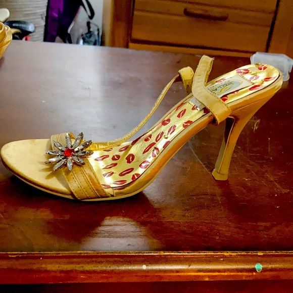 Woman’s high heels - Picture 2 of 2